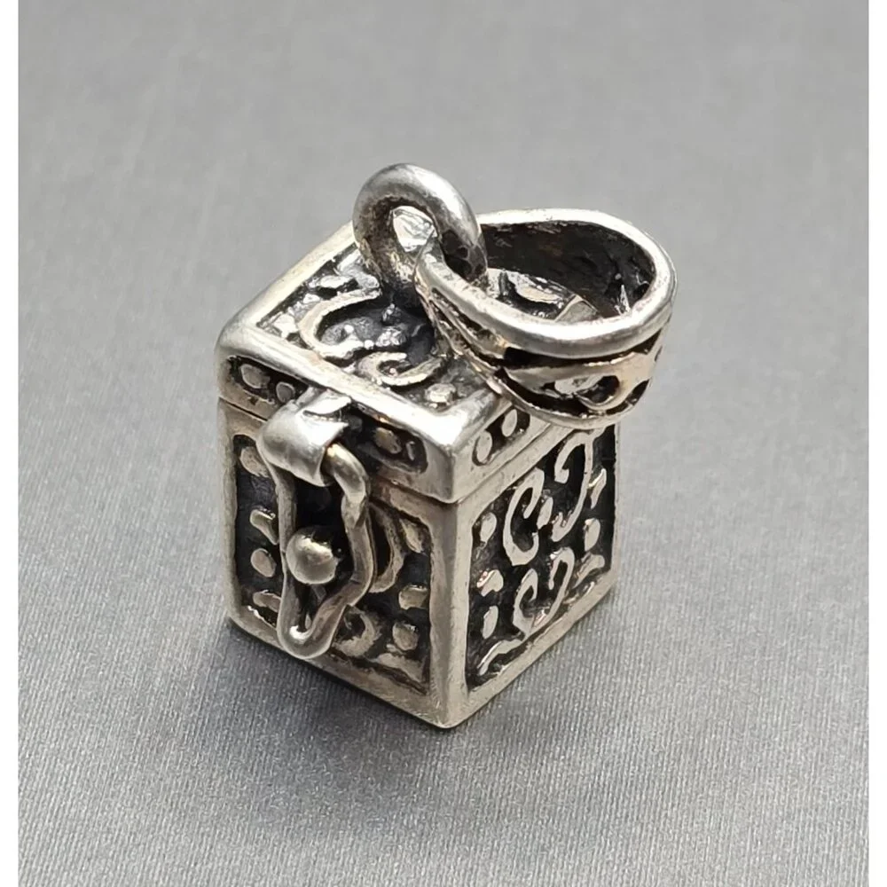 VTG 925 Sterling Silver 3D Prayer Box Pendant .75" Repoussé Design Signed DHS - Picture 1 of 12